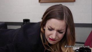 Μεγάλο στήθος μελαχρινή αφεντικό πρωκτικό δάχτυλο την πωλήτρια