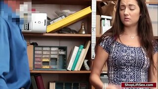 Полиция полициянын вылизал жана трахнул мокрую киску Лили Адамс рагы