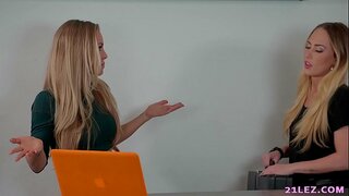 Lesbian Iarhente onayo ibambe nge sexy impimpi