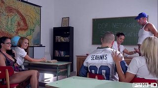 Teenager Roger Diore &amp;amp; Cathy Heaven share studieberoder &#039; s-Hahn mat zwee geile Frënn an der Klass