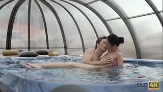 OLD4K. Pályázati Szex Jacuzzi