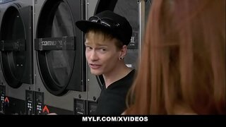 Saspringts Twat (VannaBardot) Izpaužas Viņas Clit Laizīja Ar MILF (SereneSiren)