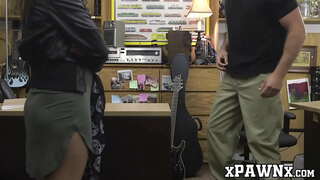 Curvy babe pawns ei gitâr a pussy