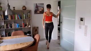 لارا Bergmann ہے تنقید سے پیچھے!