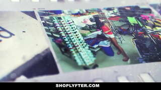 Teen blonde &#039; s e oidhche toglaidh luchd-obrach ann an stòr.An t-oifigear a chaidh a chur an grèim aice airson &#039;s am beurla a-mhàin toglaidh aithisgean agus i admits e gun robh i a &#039;dèanamh&#039; s e 1 no 2 amannan.An t-oifigear pulls a-mach aige dick agus ag innse a h-amhaich &#039; s e.Ann an tilleadh e licks agus fucks i pussy.