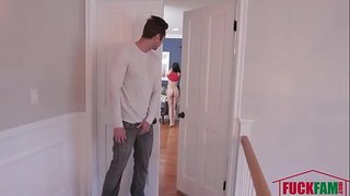 Sprøjter belastning af Cum på stedsøster&amp;#039; s ansigt-harmoni vidunder