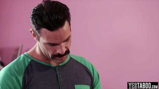 Літній день трахкає зі своїм вітчимом