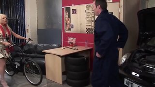 Cind troia slutty MILF cum pecuniam non reddit in natura, faciens se omnia facere