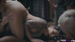 Gina nauttia on tyytyväinen Reagan