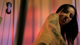 Catra منا اس کے ٹرینر بنانے کے لئے ورزش ایک چھوٹا سا زیادہ گرم