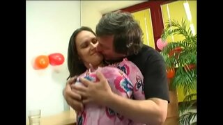 Kräftiges Meedchen Jenny mat groussen natierleche Titten snap virgeschloen vun hannen