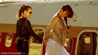 مثير سحاق النجوم آلي و جينا 69 fingerbang في الصحراء.