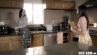 Babe memukul begitu keras dengan ayam besar orang