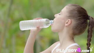 ���ెక్సీ పసికందు చూపిస్తుంది. nice శరీరం