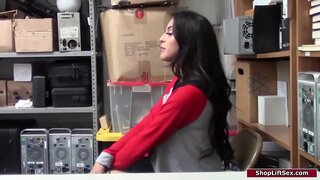 Latina shoplifts in uradnik išče njo.On ji daje trak navzdol in dominira ji, da zgrabi njene prsi.Ona mu daje blowjob in potem je šiška ji