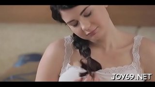 Spica juna bruna Lucy L. estas faranta ŝian unuan erotic video