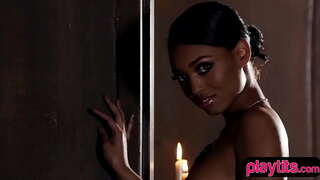 ���્પોર્ટી બ્લેક બાળક વિષયાસક્ત striptease સત્ર