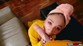 Mans dīvaini stepmom Cali Lee deepthroats manu pimpi pēc overhearing man pa tālruni