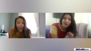 Сяброўкі-студэнткі вырашаюць выкарыстоўваць свае цацкі падчас відэасувязі.Грудастая красуня затыкае анальны дзірку ў сваю азадак, у той час як брунэтка з маленькімі сіськамі насаджваецца азадкам на цацку