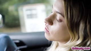 Chloe odustaje od strastvenog dodira Гиаса, kad ga uhvati strast trenutka