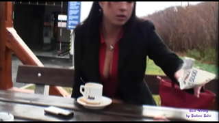 Varekova è in un ristorante autostradale a caccia di clienti da scopare